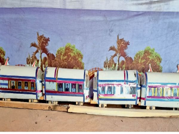 इनोवेशन:5वीं पास मजदूर ने बनाई मेट्रो, पत्थर के 12 फुट लंबे डबल डेकर ट्रैक पर दौड़ती भी है