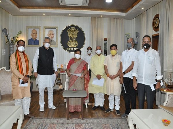 पूर्व मुख्यमंत्री डॉ. रमन सिंह की अगुवाई में राजभवन पहुंचे भाजपा नेताओं ने राज्यपाल अनुसूईया उइके को ज्ञापन सौंपा। - Dainik Bhaskar