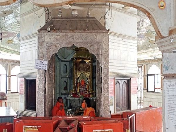 चैत्र नवरात्र का पहला दिन देवालयों में भक्तों का प्रवेश निषेध रहेगा। पुजारी ही कोरोना गाइडलाइन के तहत जोत प्रज्जवलित करेगे। - Dainik Bhaskar