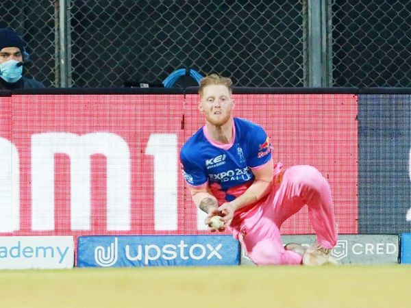 इंग्लिश ऑलराउंडर बेन स्टोक्स ने क्रिस गेल का शानदार कैच पकड़ा।