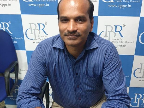 सेंटर फॉर पब्लिक पॉलिसी रिसर्च (CPPR) के चेयरमैन डॉक्टर धनुराज बताते हैं कि केरल के 40 लाख लोग विदेशों में रहते हैं। ये हर साल 80 हजार करोड़ रुपए केरल को भेजते हैं। पिछले साल 20 हजार करोड़ रुपए कम आए। इससे भी केरल के मार्केट में पैसा कम हुआ है।