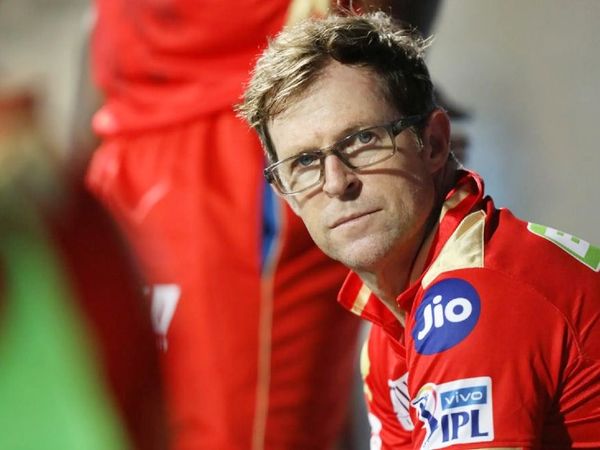 पंजाब के खिलाड़ियों को कैच छोड़ते देख टीम के फील्डिंग कोच जोंटी रोड्स कुछ इस तरह टेंशन में नजर आए।