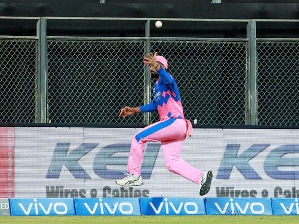 राहुल तेवतिया ने बाउंड्री पर लोकेश राहुल का शानदार कैच लपका।