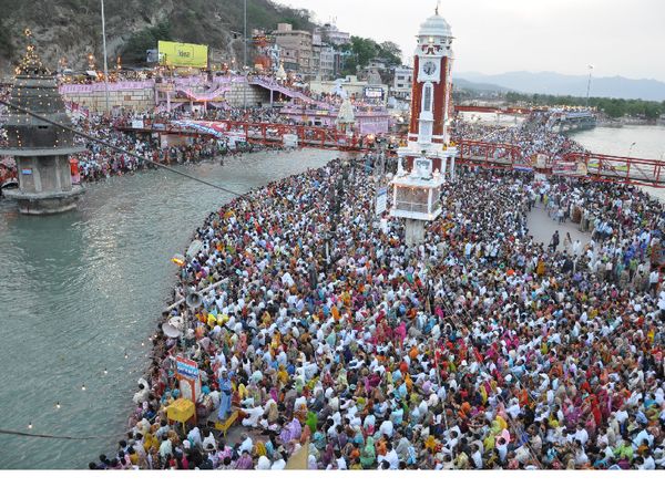 कुंभ मेला प्रशासन के अधिकारी खुद मान रहे हैं कि इतनी भीड़ में दो गज दूरी और मास्क के नियम का पालन करवाना नामुमकिन है। - Dainik Bhaskar