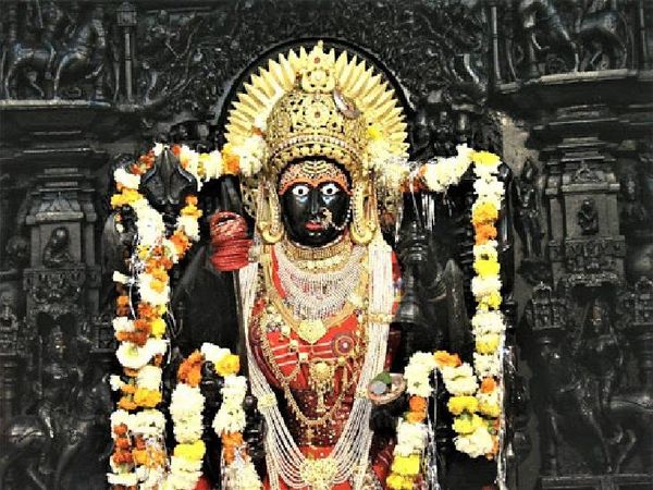 तेवर स्थित त्रिपुर सुंदरी मंदिर।