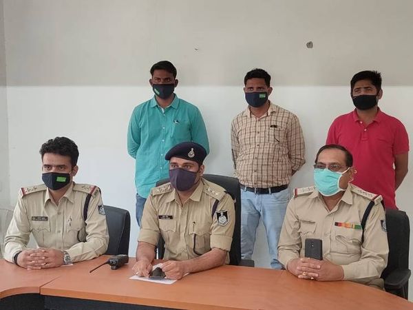 चोरी की बाइक का खुलासा करते सीएसपी गढ़ा तुषार सिंह।