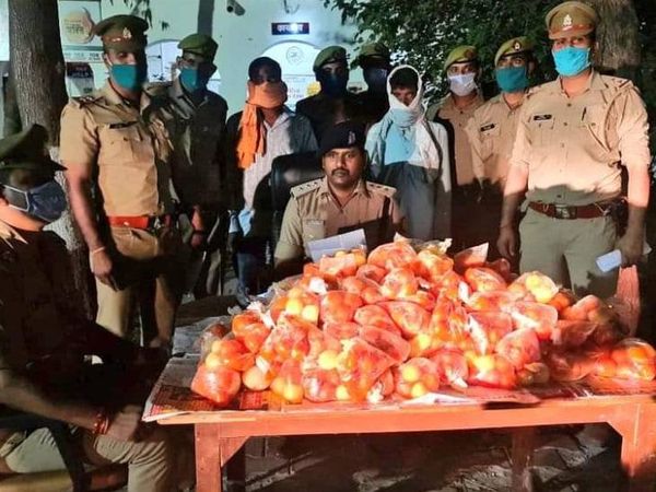यह फोटो उन्नाव की है। बीते 10 अप्रैल को पुलिस ने 200 किलो जलेबी, लगभग 1100 समोसे जब्त किए थे। 10 लोगों को गिरफ्तार किया था। - Dainik Bhaskar