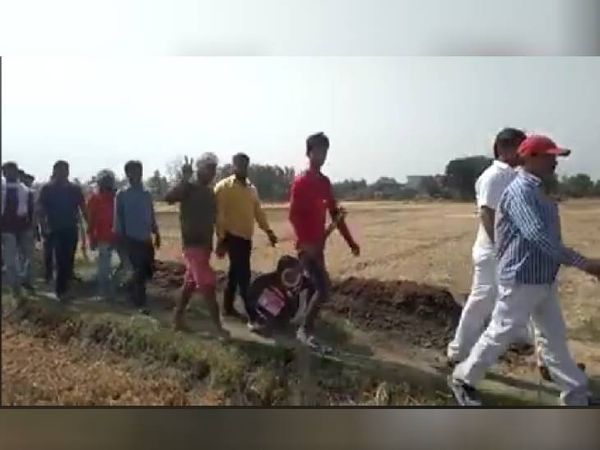 प्रत्याशी के पीछे गिटार लेकर चलता समर्थक।