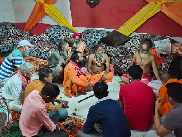 यह कुंभ में लगा जूना अखाड़े का शिविर है। यहां इक्का-दुक्का लोगों को छोड़ कोई मास्क में नहीं दिख रहा है।