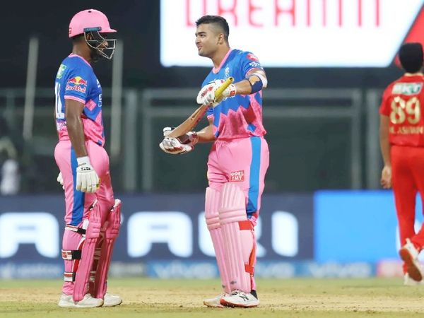 रियान पराग ने ताबड़तोड़ 11 बॉल पर 25 रन बनाए। उन्होंने 3 छक्के और एक चौका लगाया।