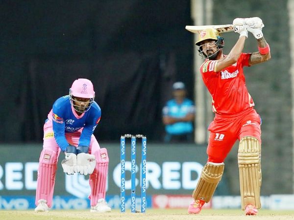 पंजाब के कप्तान लोकेश राहुल ने 50 बॉल पर 91 रन की पारी खेली। इस दौरान उन्होंने 5 छक्के और 7 चौके जड़े।