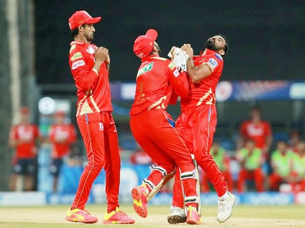 राजस्थान के ओपनर बेन स्टोक्स का कैच लेने के दौरान बॉलर मोहम्मद शमी और विकेटकीपर कप्तान लोकेश राहुल आपस में टकरा गए। हालांकि शमी ने कैच लपक लिया।