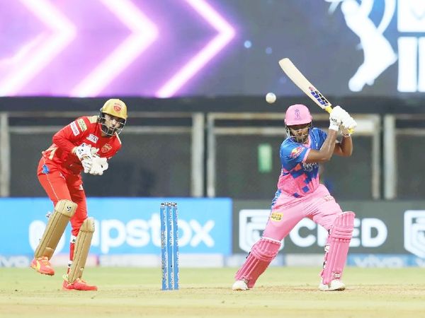 बतौर कप्तान संजू सैमसन ने पहले ही मैच में शतक लगाया। ऐसा करने वाले वे IPL के पहले खिलाड़ी भी बन गए हैं।