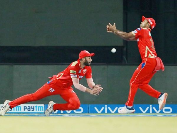 9वें ओवर में राइली मेरिडिथ की बॉल पर शाहरुख खान ने संजू सैमसन का आसान कैच छोड़ा। शाहरुख और मयंक अग्रवाल दोनों ही बॉल को जज नहीं कर पाए।