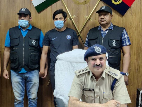 क्राइम ब्रांच सेक्टर-17 की टीम न - Dainik Bhaskar