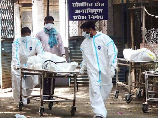 भोपाल के एक अस्पताल से शव ले जाते स्वास्थ्य कर्मी