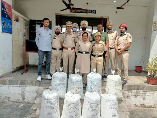 तस्करों से बरामद की गई भुक्की के साथ थाना आदमपुर की पुलिस टीम। - Dainik Bhaskar
