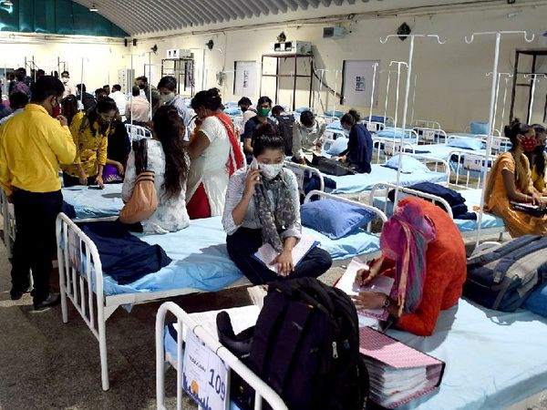 फोटो मुंबई के एक कोविड सेंटर की है। लगातार बढ़ते मरीजों को देखते हुए BMC कोरोना बेड बढ़ाने की स्ट्रैटजी बना रही है।