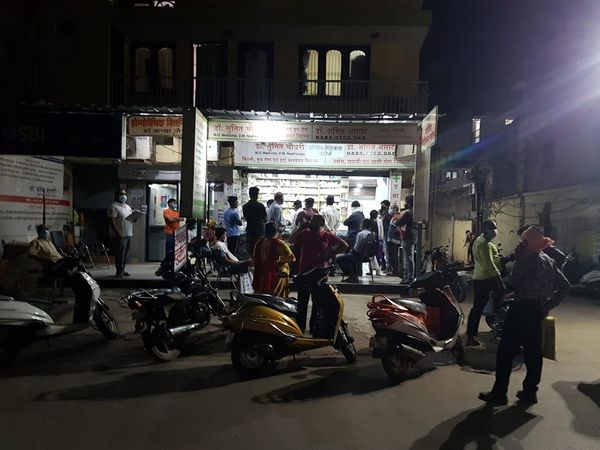 तस्वीर रायपुर के कालीबरी इलाके के एक मेडिकल स्टोर की है। रात के 1 बजे तक यहां ऐसा ही माहौल रहा।