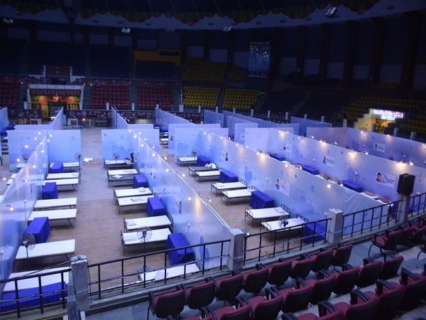 ये तस्वीर इंडोर स्टेडियम के अस्पताल की है, कांग्रेस के कई नेता इस तस्वीर को साझा कर विदेशों से इसकी तुलना कर रहे हैं।