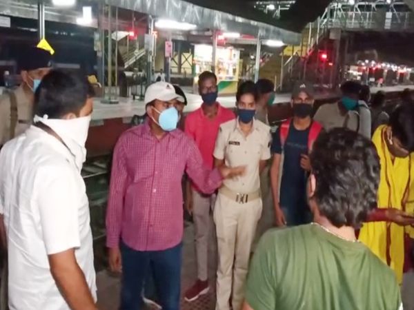 स्टेशन पर यात्रियों से मामले की जानकारी लेते रेलवे के अधिकारी। - Dainik Bhaskar