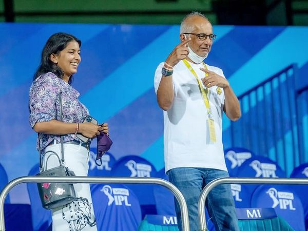 KKR टीम के को-ओनर जय मेहता बेटी जाह्नवी के साथ मैच देखने पहुंचे। जय फिल्म एक्ट्रेस जूही चावला के पति हैं।