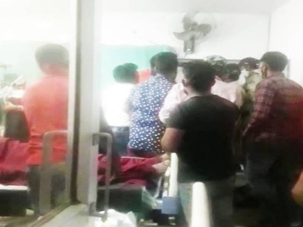 अस्पताल में हंगामा करते हुए परिजन।