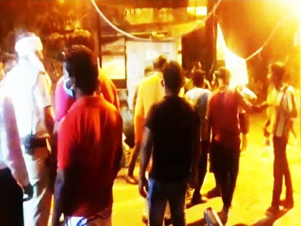 अस्पताल के बाहर परिजन हंगामा करते हुए।