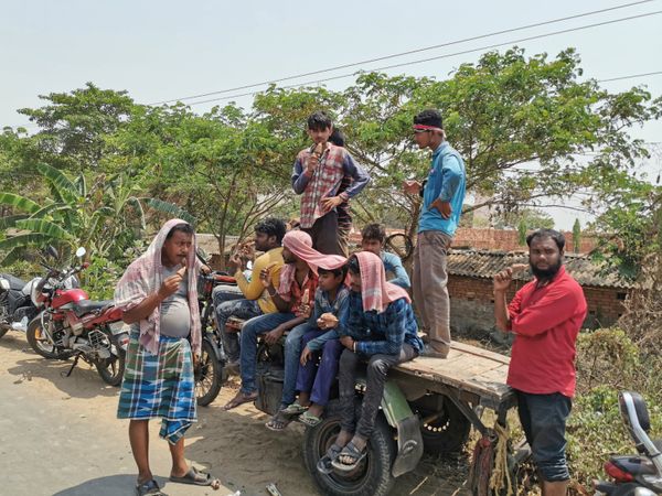 यहां कई लोग टीएमसी से नाराज हैं। उनका कहना है कि बिना पैसा दिए किसी सरकारी स्कीम का लाभ नहीं मिलता है।