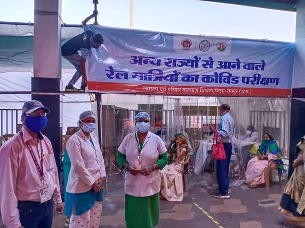 चित्र रायपुर के रेलवे स्टेशन की है। अंदर जाने से पहले ही लोगों का कोविड टेस्ट किया जा रहा है।