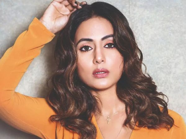 एयरपोर्ट पर हिना खान ने पैपराजी को दौड़ाया:एक्ट्रेस ने पहले कैमरा देखकर छुपाया मुंह, फिर किसी ने नाम पुकारा तो भागकर कार में जा बैठीं