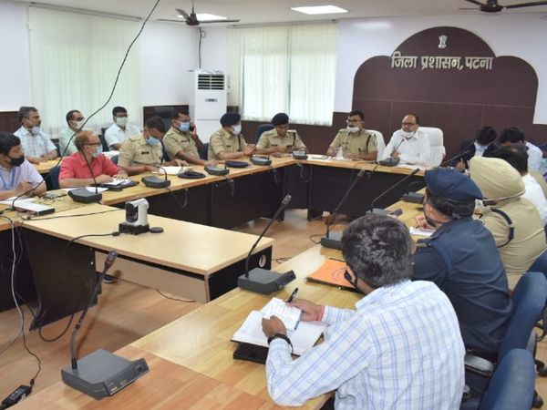 पटना में बुधवार को अधिकारियों के साथ बैठक करते DM और SSP. - Dainik Bhaskar
