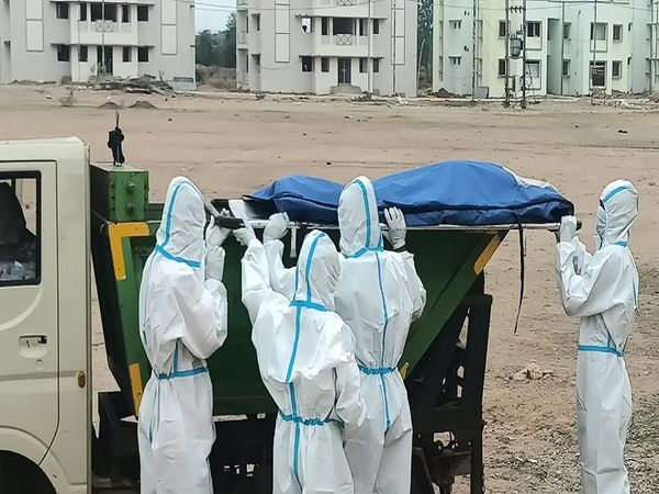 डोंगरगाँव के कोविड कैर सेंटर में कोरोना मरीजों के शवों को कचरा ढोने वाली गाड़ी में ले जा गया।