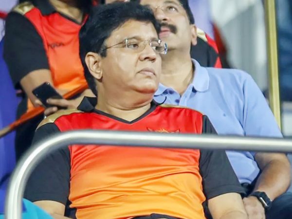 मैच के दौरान अपनी सनराइजर्स हैदराबाद को सपोर्ट करते फ्रेंचाइजी के मालिक कलानिधी मारन।