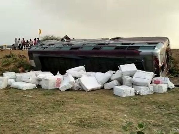 NH 123 पर हादसा: धौलपुर में ट्रैक्टर को बचाने के चक्कर में पलटी बस, अंदर ही फंसे रह गए यात्री, 8 लोग घायल; 2 महिलाएं और एक बच्ची की हालत गंभीर