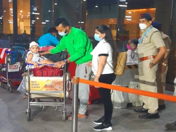 अपनी एक साल की बच्ची के साथ मुंबई एयरपोर्ट पर ओनिब और शरीक। - Dainik Bhaskar