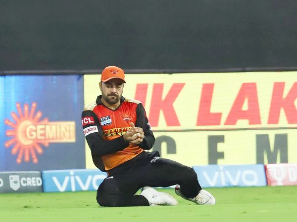 राशिद खान ने बाउंड्री पर शाहबाज अहमद का शानदार कैच लपका। इसके अलावा उन्होंने अच्छी गेंदबाजी भी की। राशिद ने एबी डिविलियर्स और वॉशिंगटन सुंदर को आउट किया।