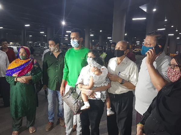 दोनों को लेने के लिए मुंबई एयरपोर्ट पर पूरा परिवार पहुंचा हुआ था।