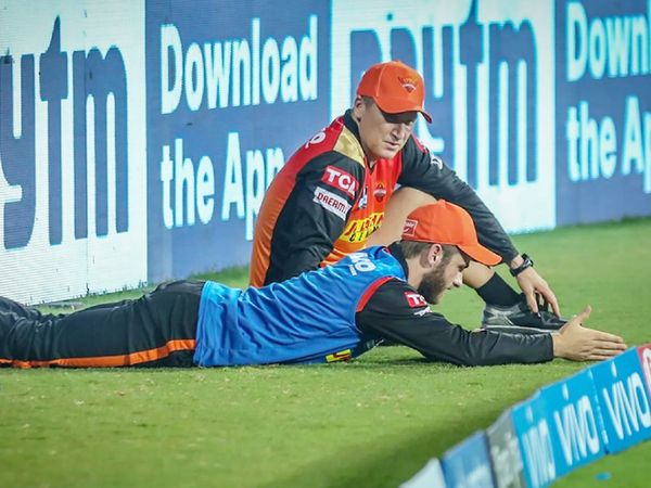 हैदराबाद की पारी के दौरान कोच ब्रैड हैडिन से बात करते केन विलियम्सन। विलियम्सन लगातार 2 मैच से टीम का हिस्सा नहीं हैं।