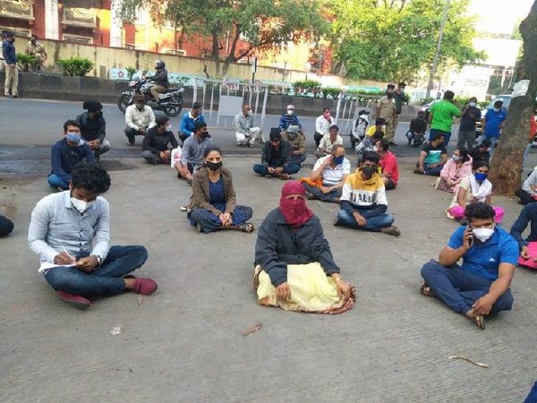 जिलाधिकारी कार्यालय के बाहर प्रदर्शन करते मरीजों के परिजन।