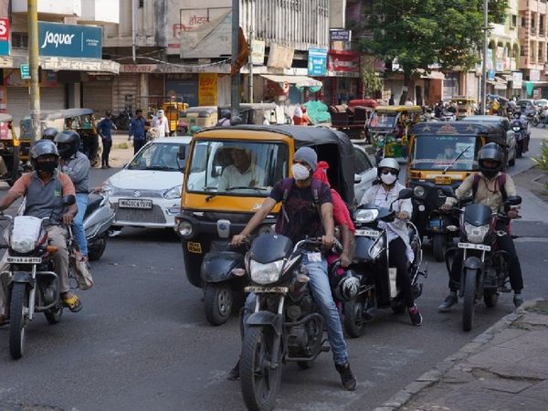 नागपुर के सीए रोड के एक चौराहे पर नजर आई भीड़ की तस्वीर।