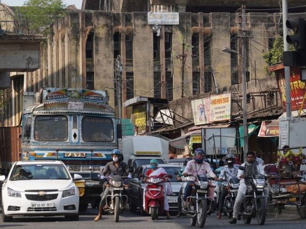 नागपुर के कॉटन मार्केट चौराहे पर हर दिन की तरह भीड़ देखने को मिली।