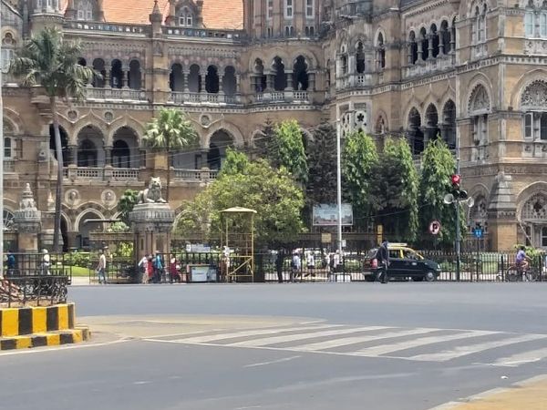 यह तस्वीर मुंबई के CSMT स्टेशन के बाहर की है। आम दिनों में यहां भारी भीड़ नजर आती है।