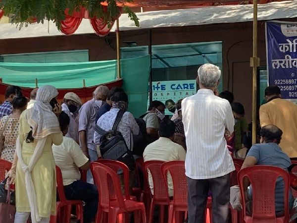 नासिक के वैक्सीनेशन सेंटर के बाहर जमा लोगों की भीड़।