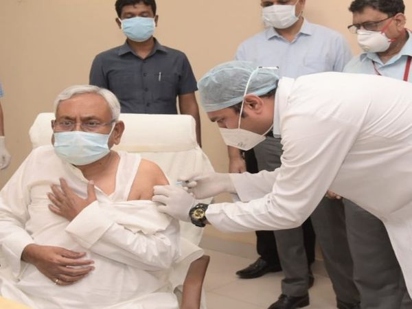 IGIMS में कोविशील्ड की दूसरी डोज लेते CM नीतीश कुमार। - Dainik Bhaskar
