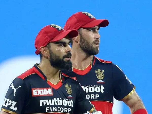 विराट कोहली ने सनराइजर्स हैदराबाद के खिलाफ मैच में 29 गेंद पर 33 रन बनाए और अपनी पारी 4 चौके लगाए। - Dainik Bhaskar