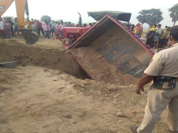 JCB की मदद से ट्रॉली को गड्ढे से बाहर निकाला गया।