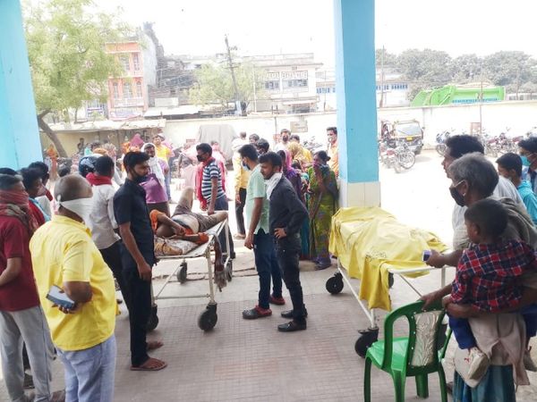 नरकटियागंज अनुमंडलीय अस्पताल में घायल को ले जाते परिजन और स्टेचर पर रखा शव। - Dainik Bhaskar