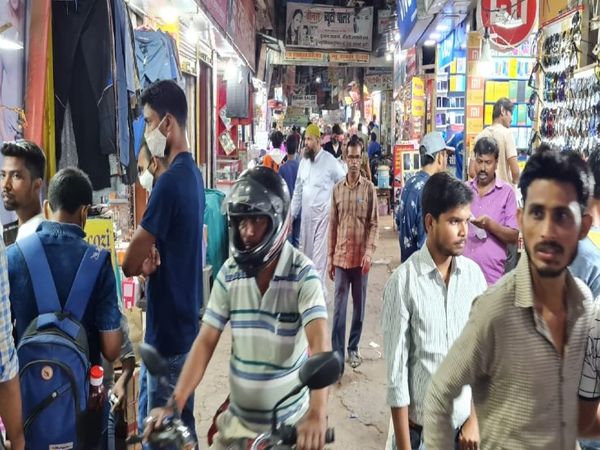 यह तस्वीर भागलपुर खलीफाबाग चौक की है। बिना मास्क लगाए इन्हीं लोगों की भीड़ कोरोना संक्रमण के खतरे को बढ़ा रही है।
