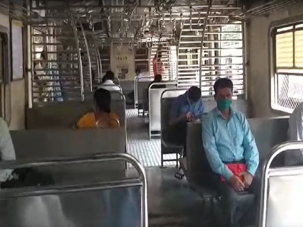 मुंबई की लोकल ट्रेन में इक्कादुक्का लोग बैठे हुए नजर आये।